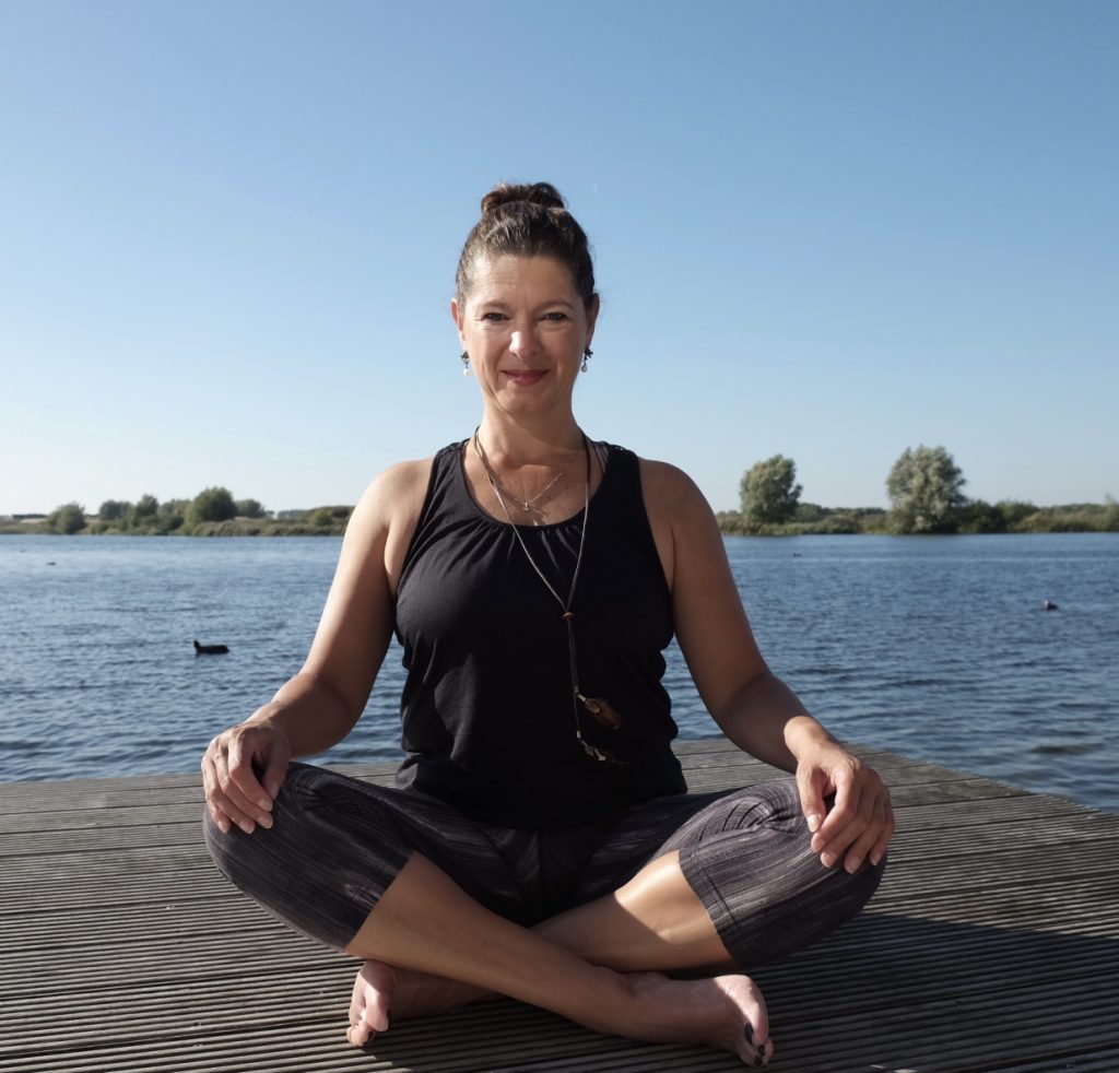 Alexandra van Kessel woonachtig in Rosmalen, is een officieel gecertificeerd Yoga docent door de Nieuwe Yogaschool.