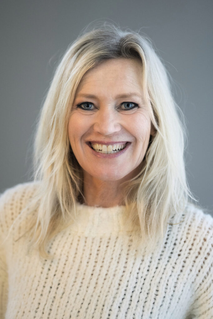 Annemarie van den Berg woonachtig in Zandvoort, is een officieel gecertificeerd Yoga docent door de Nieuwe Yogaschool.